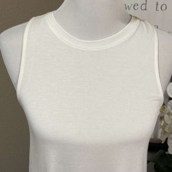 White Sleeveless Tank Top - Picture 2 of 5